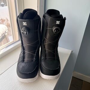 DC Black and White Snowboard Boots